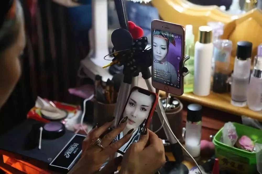 41岁，她用365张假面换取年入百万，迷倒全网宅男：想娶她回家