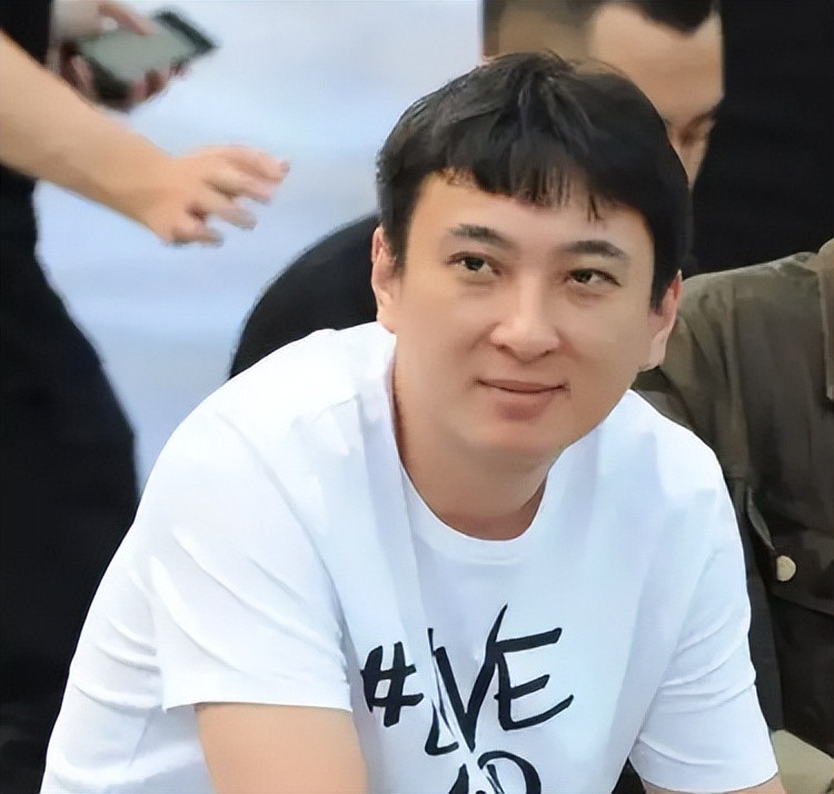 王思聪带美女开豪华游艇,王思聪开私人飞机带着网红去三亚