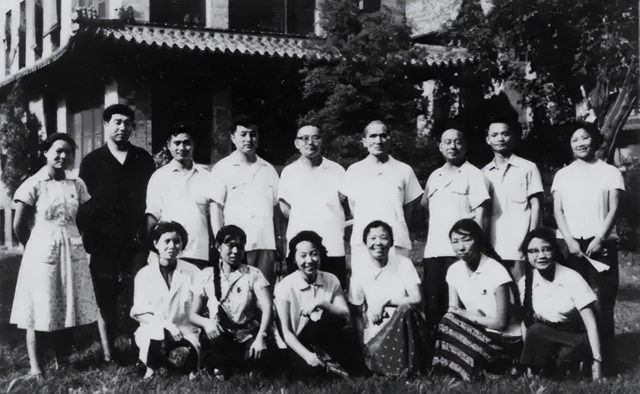 白公馆的真实历史,重庆渣滓洞白公馆五星红旗