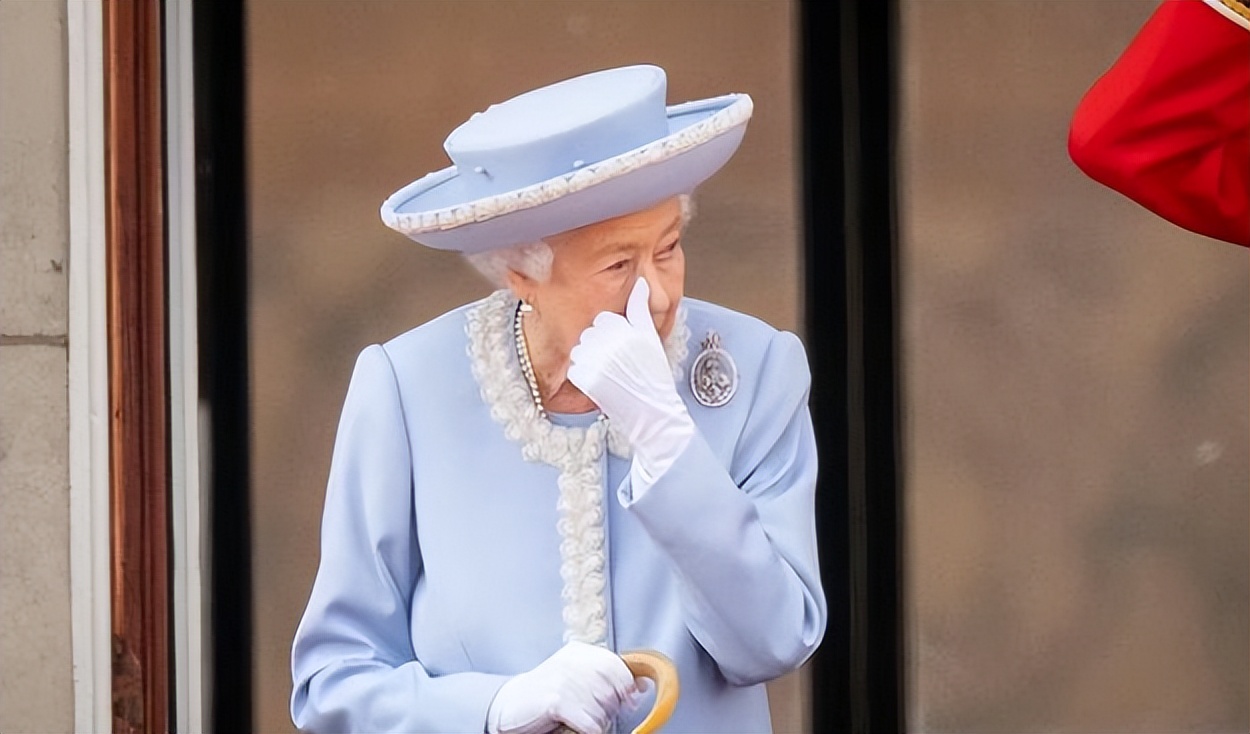 隔辈亲萌娃把面给爷爷,隔辈亲宝宝调皮