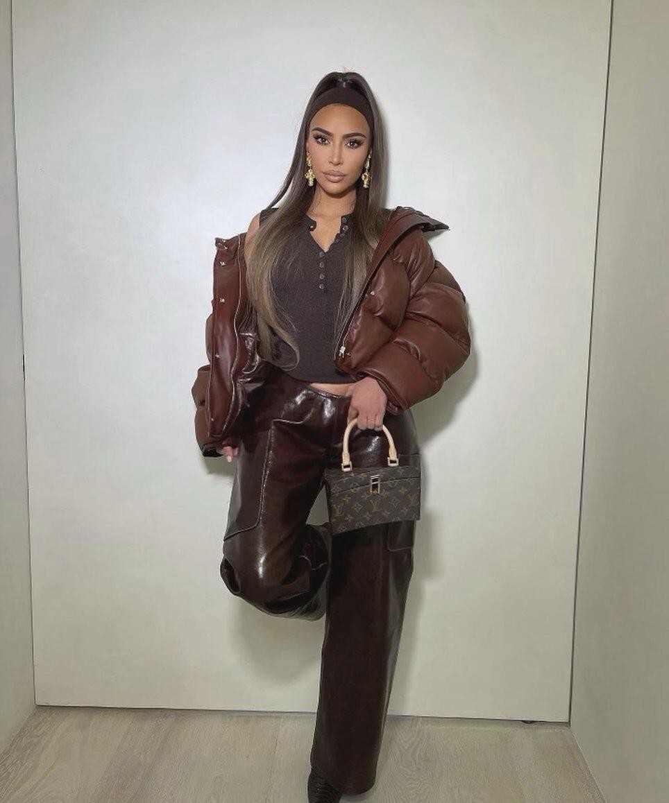 年轻人适合穿什么样皮质羽绒服,羽绒服穿上很有气质