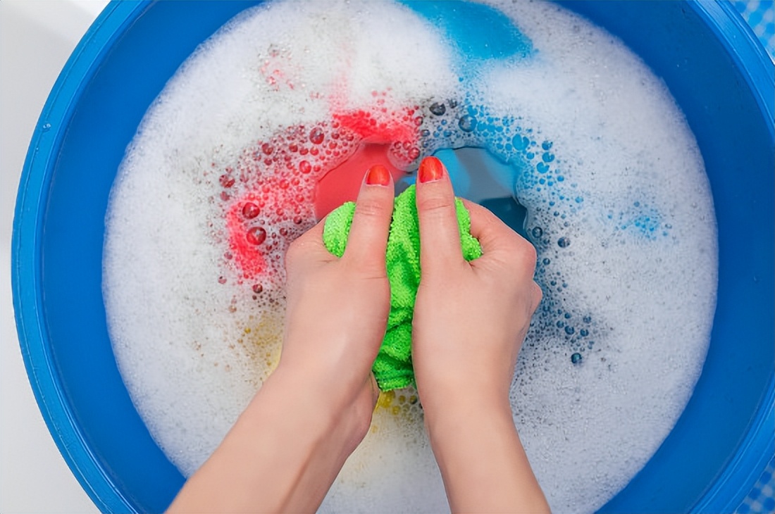 衣服上出现黑点是怎么回事,衣服上有很多小黑点是怎么回事