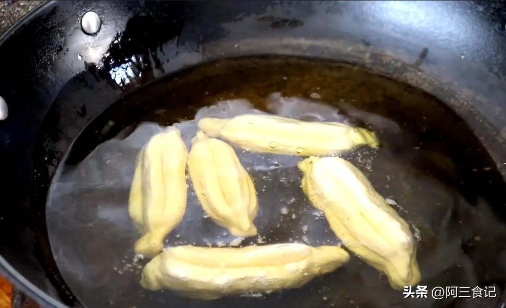 油条快速做酥脆松软完整教程,油条怎么做酥脆掉渣松软完整教程