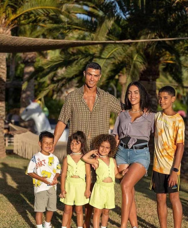 c罗乔治娜四个孩子的视频,c罗乔治娜第五个孩子