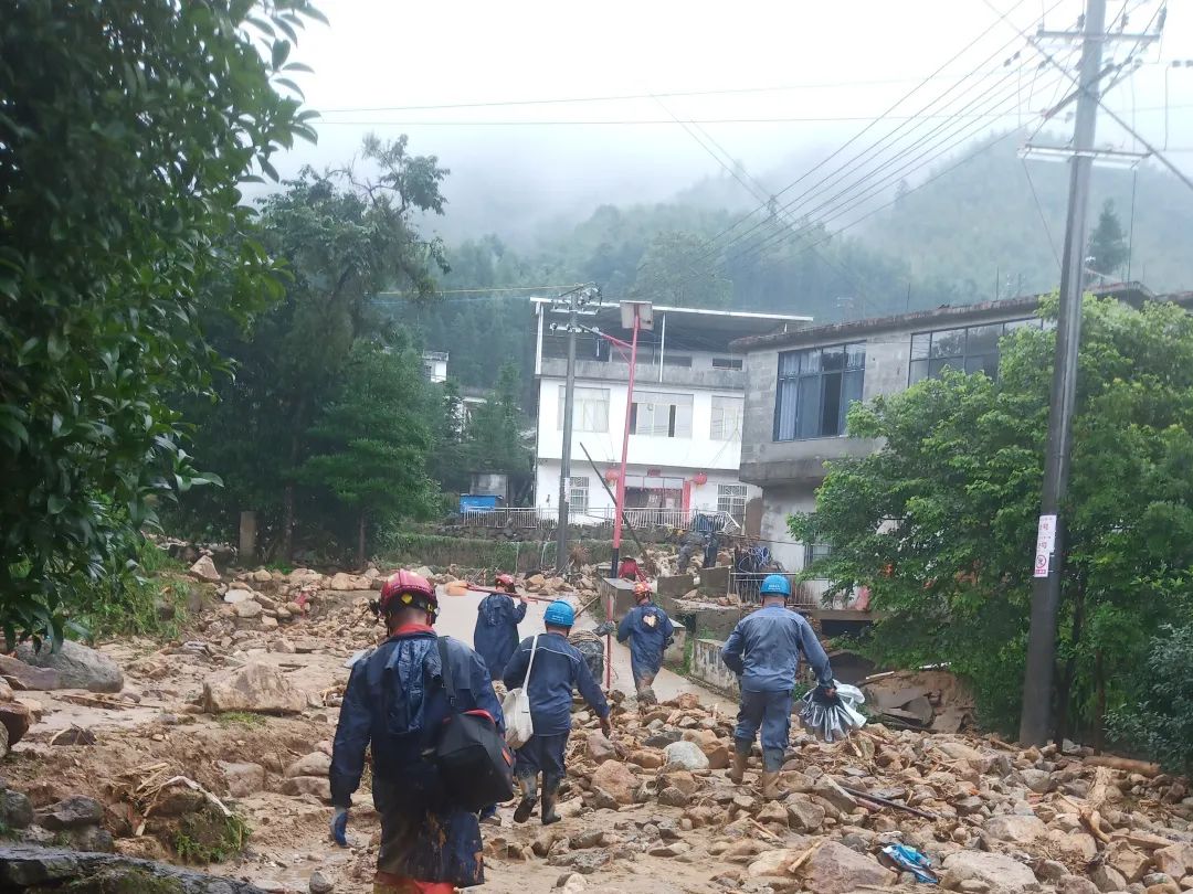 无惧风雨保供电守护光明暖万家,无惧风雨全力以赴抗洪