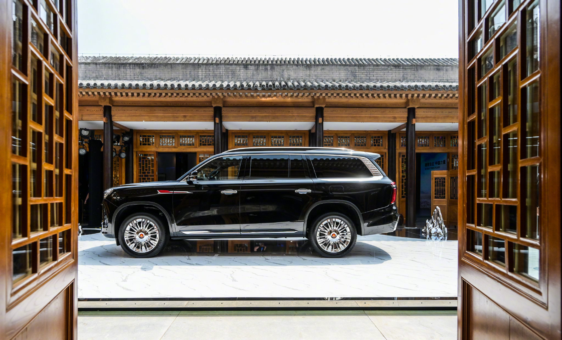 这是要上天的节奏：红旗LS7“内部品鉴”16.4升的油耗看看就好！