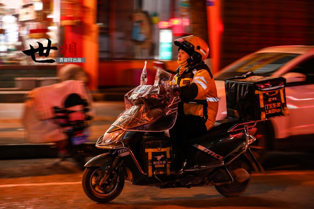 世相丨全国最美外卖配送员胡月月：更是“超人妈妈”！