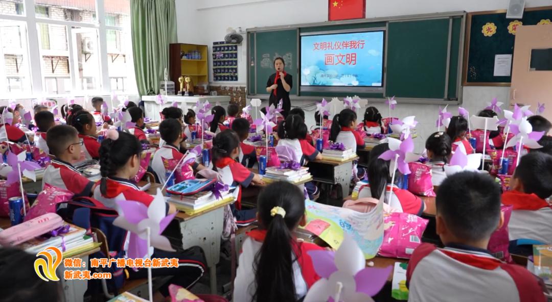 新学期新气象直击开学第一天,开学季新校园新活力