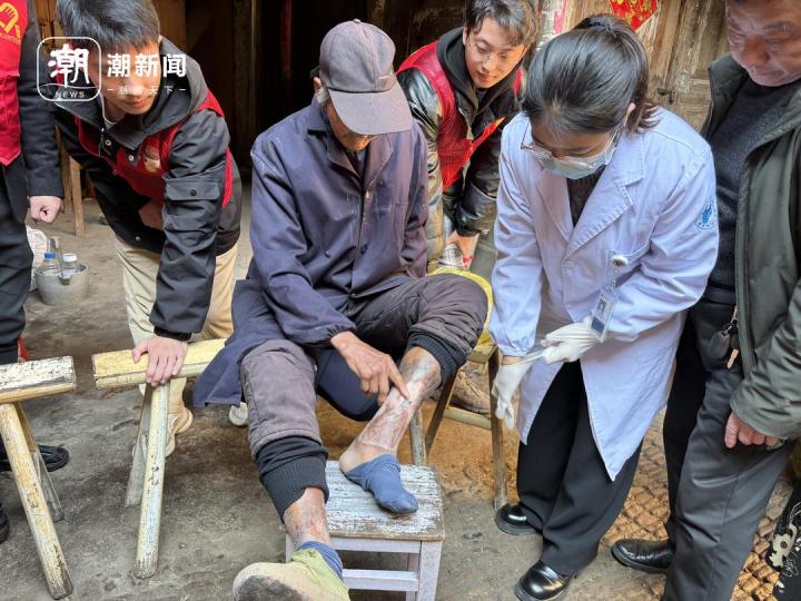 潮声丨十年如一日，他们为大山里这群老人当“修脚工”