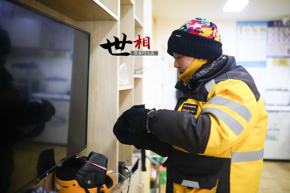 世相丨全国最美外卖配送员胡月月：更是“超人妈妈”！