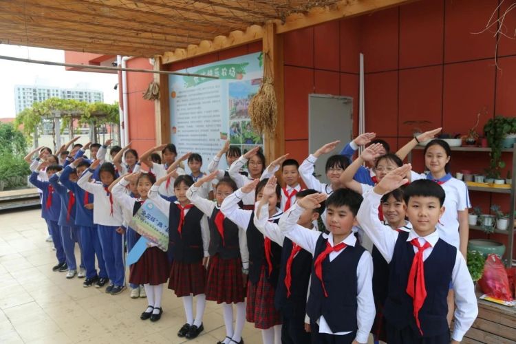 春暖花开，“植”得期待！南油小学“优优农场”春播啦！