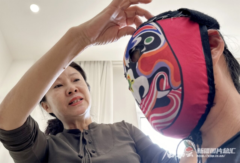 帅！福海县有一支“变脸”阿姨艺术团