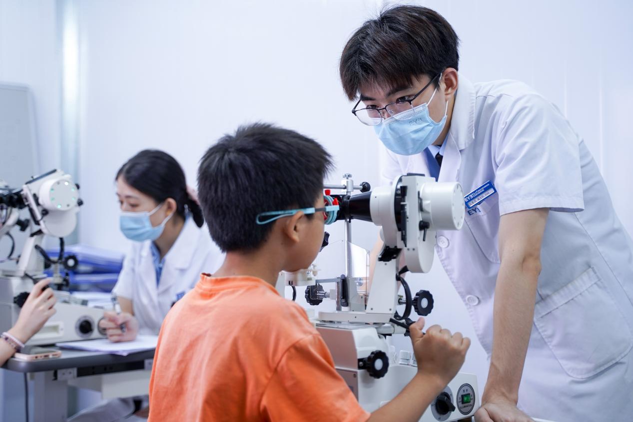 5岁女孩左眼近视200多度,长期侧躺看手机视力下降