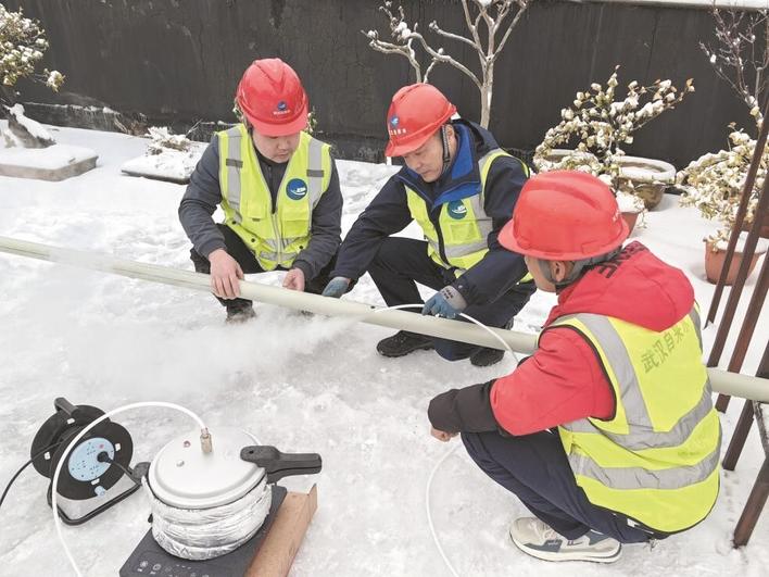 管子冻裂怎么治,水管冻住最有效的方法