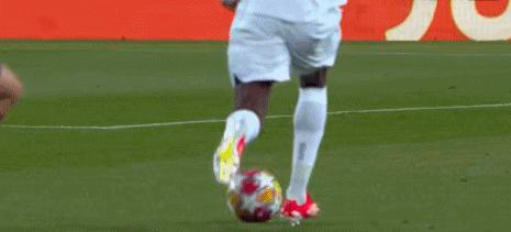 巴黎2-3不敌巴塞罗那登贝莱庆祝,巴黎vs巴萨2-3登贝莱