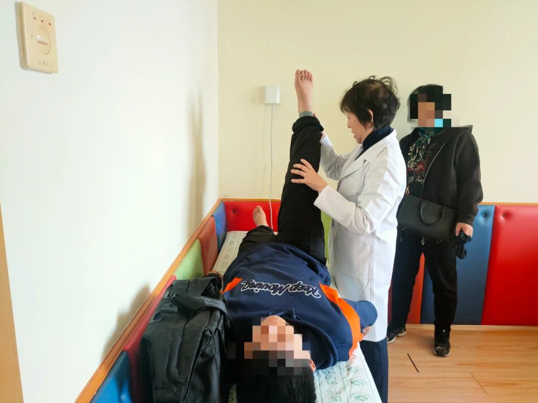 医疗专家健康扶贫公益活动,健康扶贫边疆行