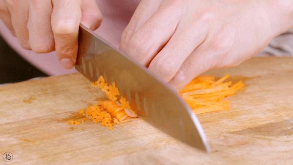 配着这盘小米鲜虾丸，米饭可以吃三大碗