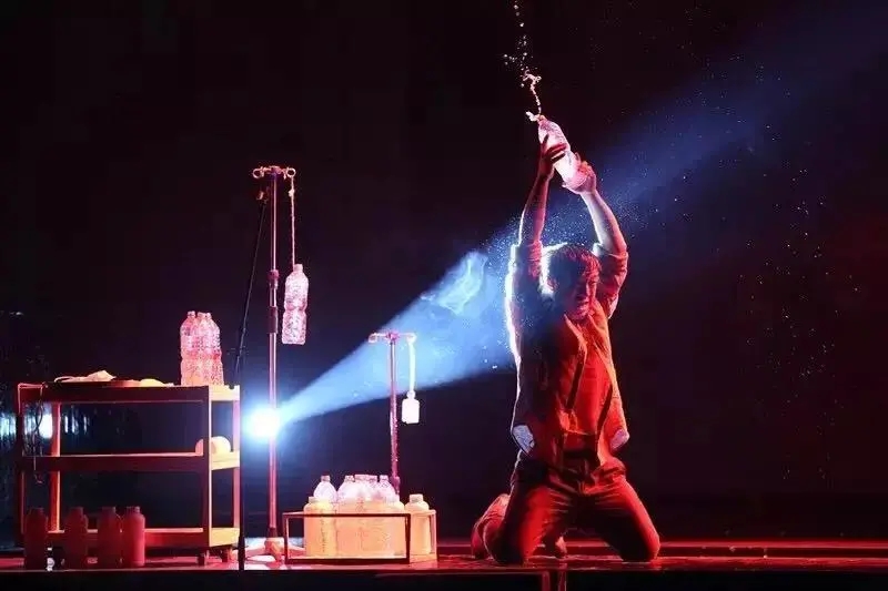 孟京辉导演话剧活着的风格,孟京辉话剧活着剧本