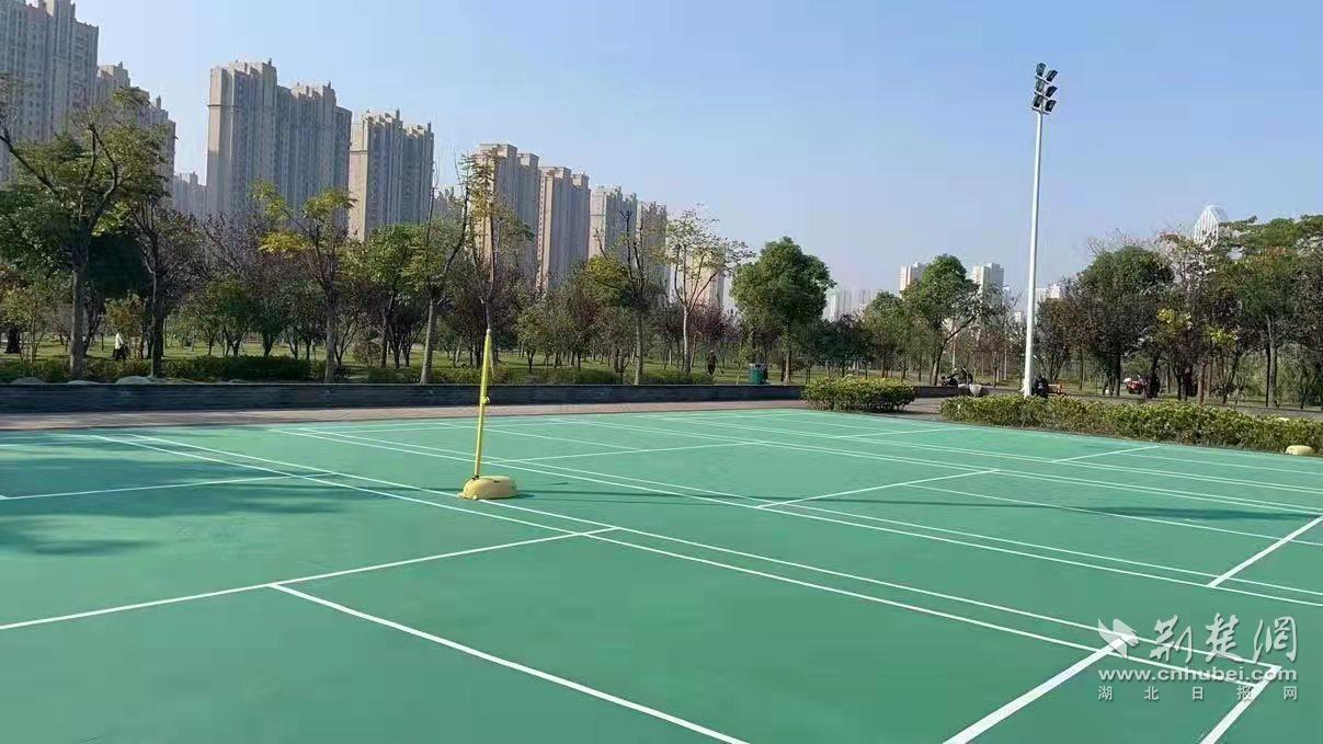 公园篮球场地破损,市民投诉游乐设施存在隐患