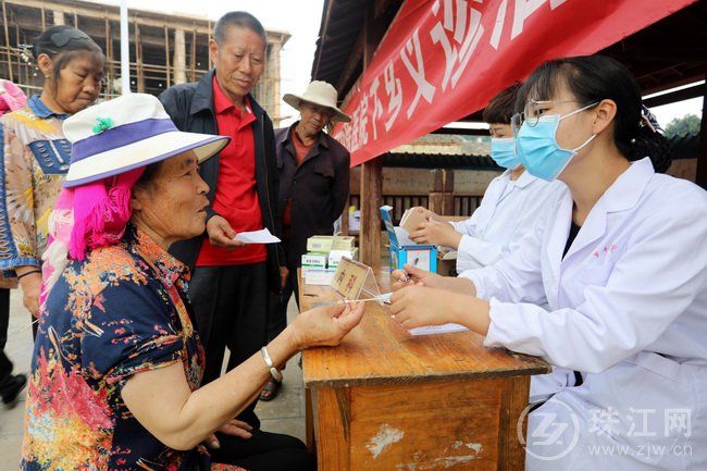 罗平：“学医为民服务乡亲”见真情暖人心