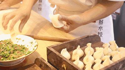 山东人很喜欢吃面食,山东人过年的馒头有多大