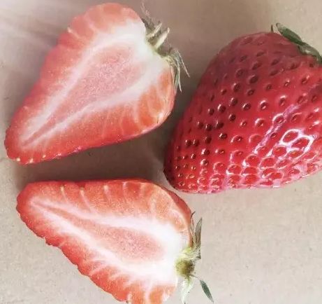 草莓扒开里面是空心是打激素了吗,草莓空心是因为打了激素