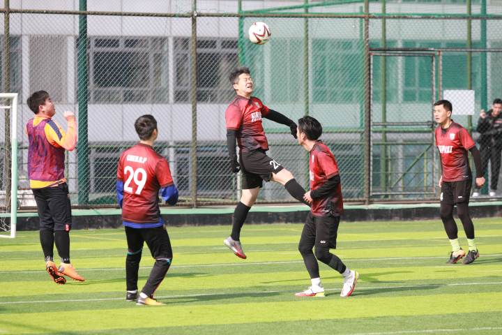 杭州大伯太结棍！最强大伯健身天团出圈，帅气大叔足球队要不要了解一下