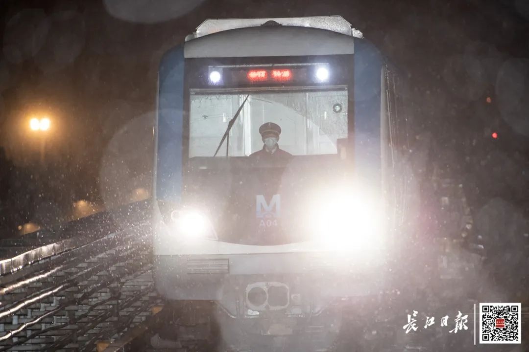 早安武汉｜一觉醒来，武汉真下雪了！他们从昨晚一直守到现在……