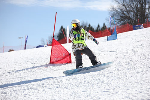 冰雪经济“热”起来,冰雪经济升温人民日报
