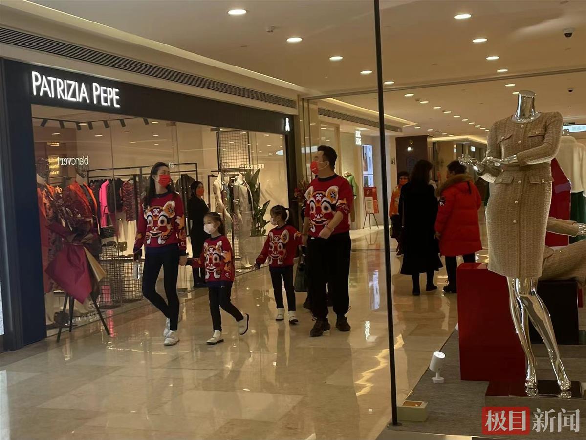 虎元素年货商品走俏市场,虎标羽绒服春节不打烊