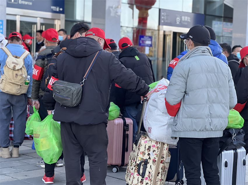 “出去务工3个月，保底收入20000元”，昨天这批工人登上了希望的列车