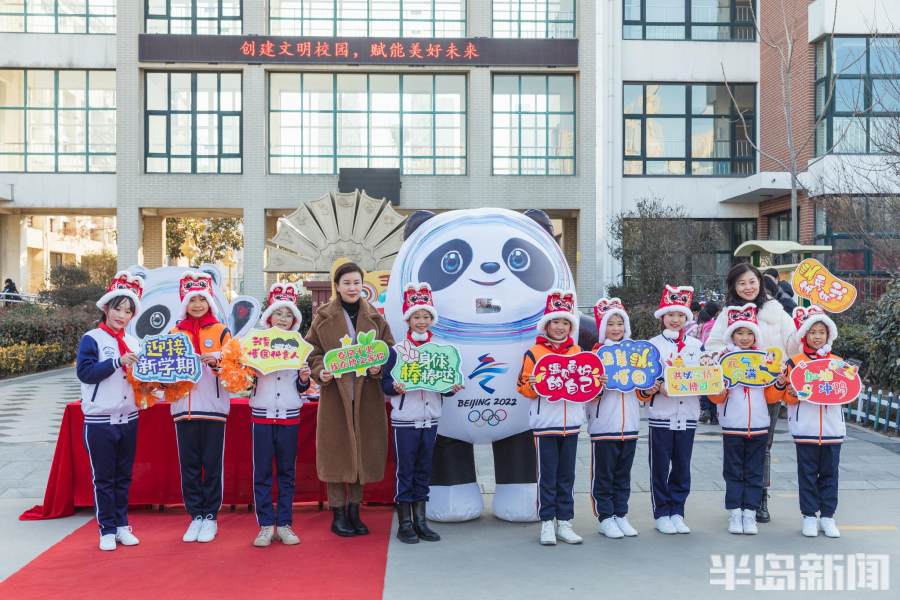 冰墩墩迎新生,冰墩墩迎开学