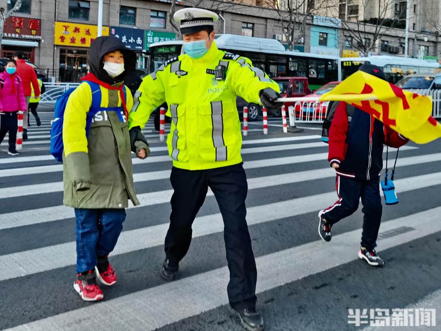 冰墩墩迎新生,冰墩墩迎开学