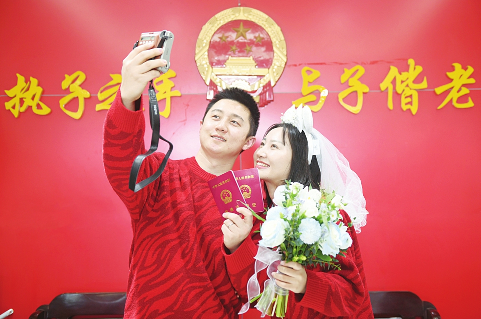 集体领证晒幸福有爱更有新风,领证是对这段感情最好的交代