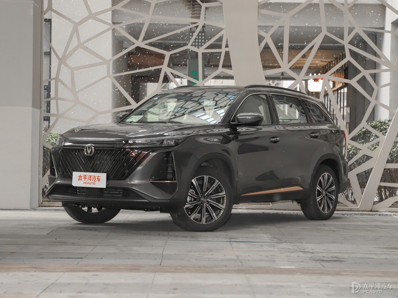 15万2.0t落地的轿车,第二代长安cs75plus哪款性价比高