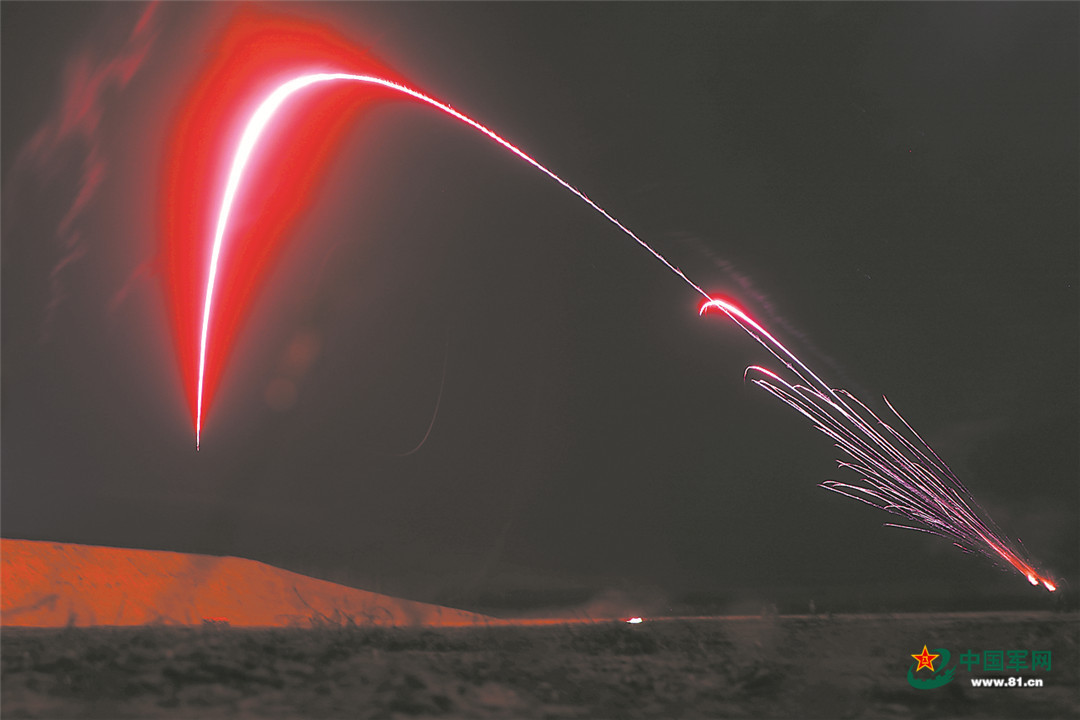 空降兵某旅多兵种协同跨昼夜对抗,空降兵乘运-20跨昼夜集群伞降