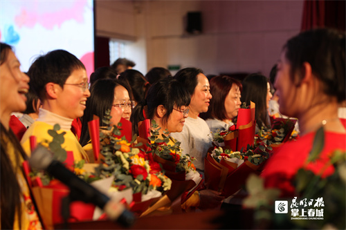 青春之我担使命昆十中为高三学生举行成人礼