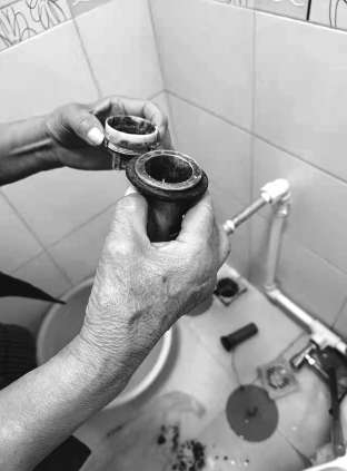 为老人解决厕所反味烦恼工作人员数次登门不厌其烦