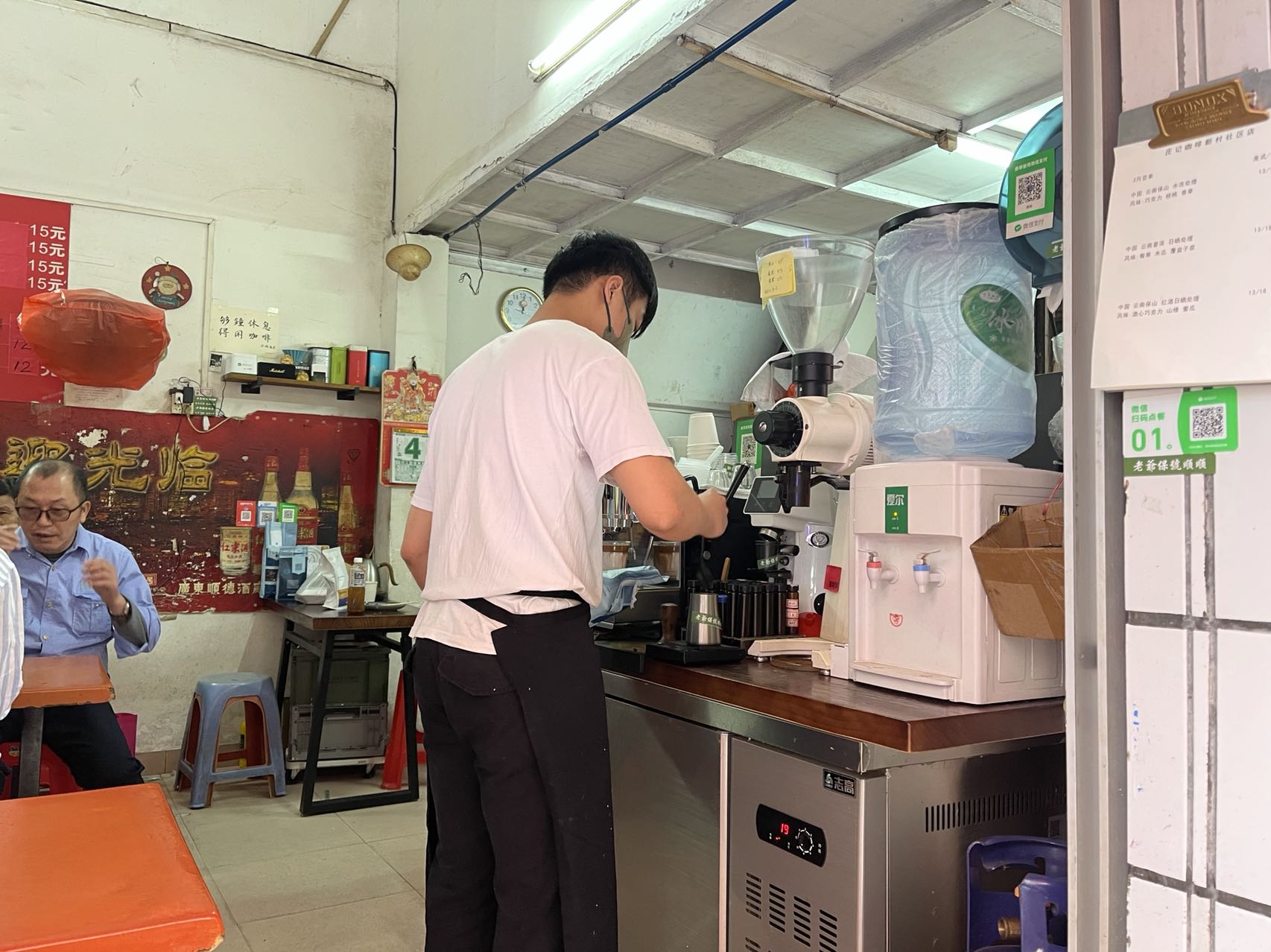 广州年轻小伙卖潮汕肠粉,做肠粉的小伙子