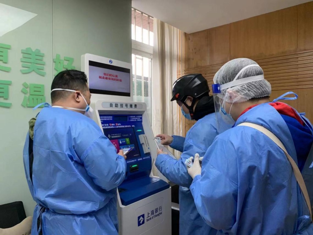 老人被封无法配药怎么办？3个小青年带60多张医保卡帮小区老人一次把药配齐