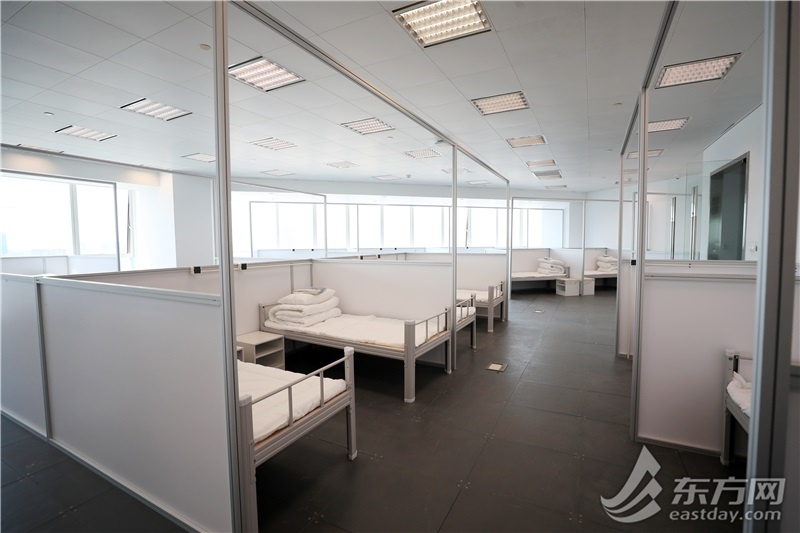 上海一线江景写字楼变方舱,上海黄浦区一座体育馆改建方舱