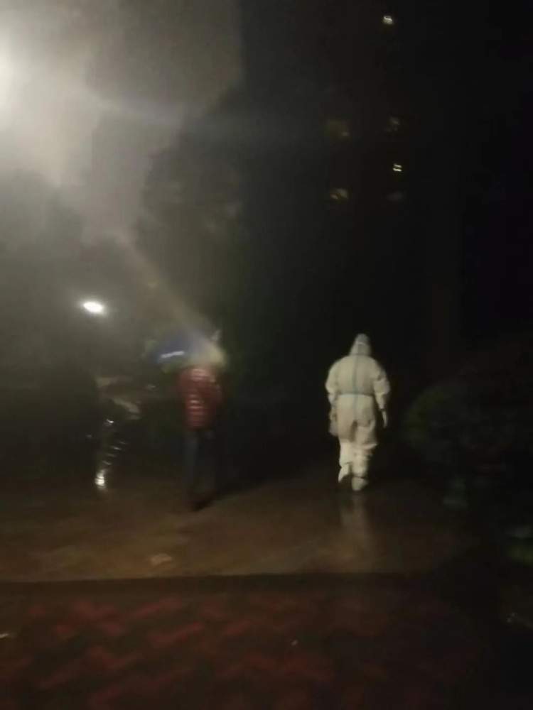 长风新村街道丨“警”锐出动！长风这位“大白”闪着金色微光