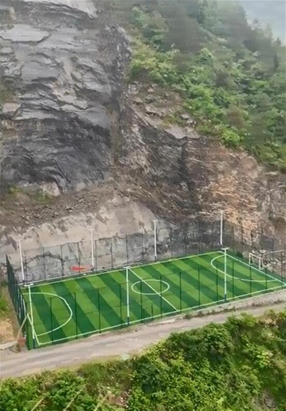 重庆深山废弃操场,重庆深山悬崖边的足球场