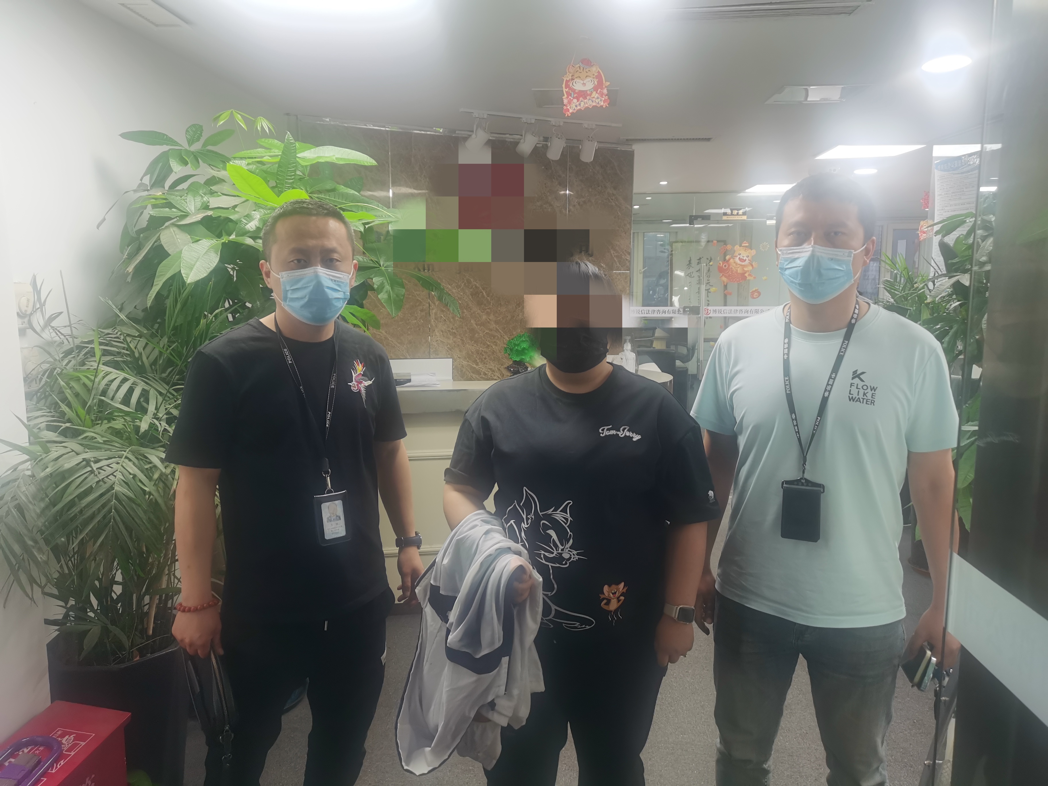 在陕西冒充“团长”上海团购群里诈骗，在四川编造“闲置奶粉转卖”诈骗……上海警方“零容忍”，跨省严厉打击各类涉疫违法犯罪活动