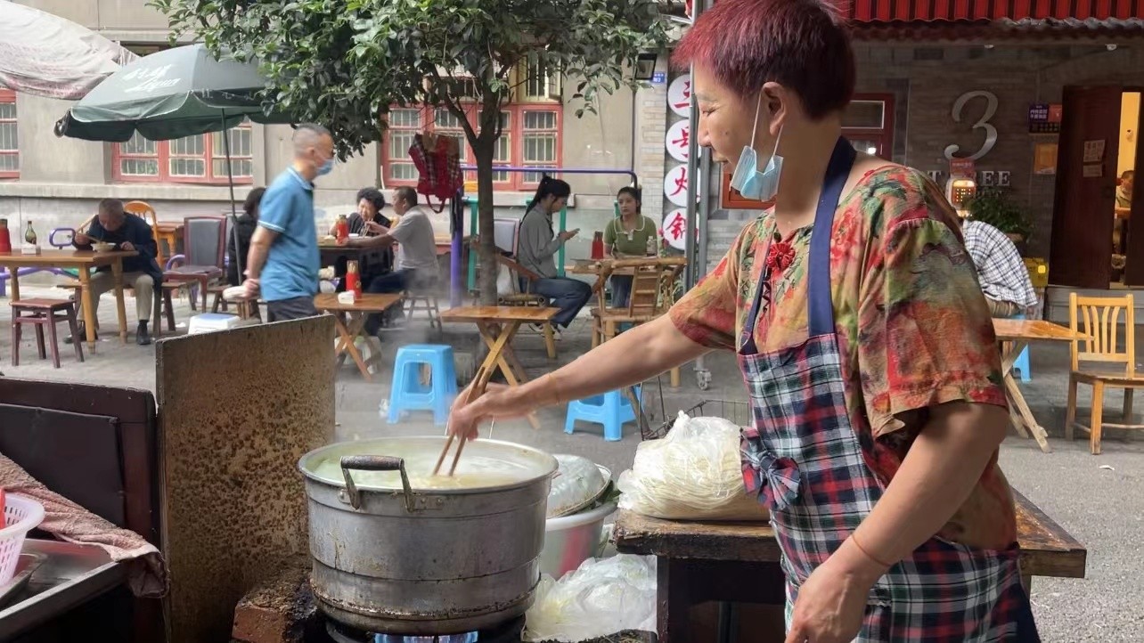 小现探店成都,那些藏在街头巷尾的成都美食店