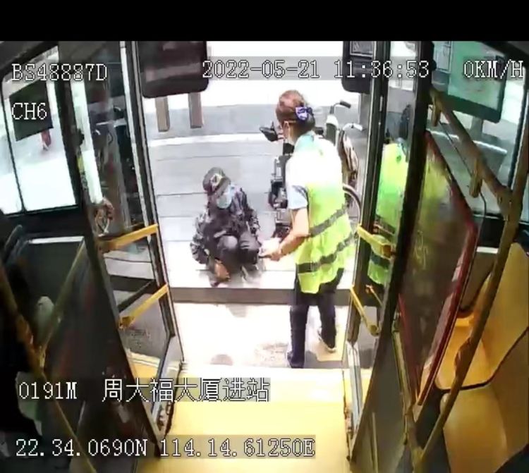 残疾乘客乘车不便司机暖心帮助,残障人士可以在全国坐公共交通吗