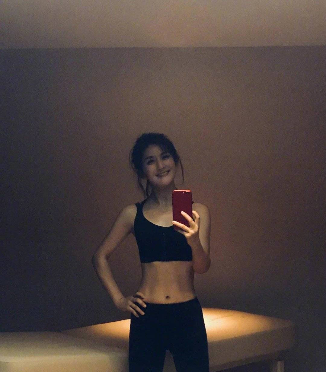 谢娜藏得深，穿运动内衣紧身裤罕秀身材，高龄产妇生完二胎比一胎状态还好