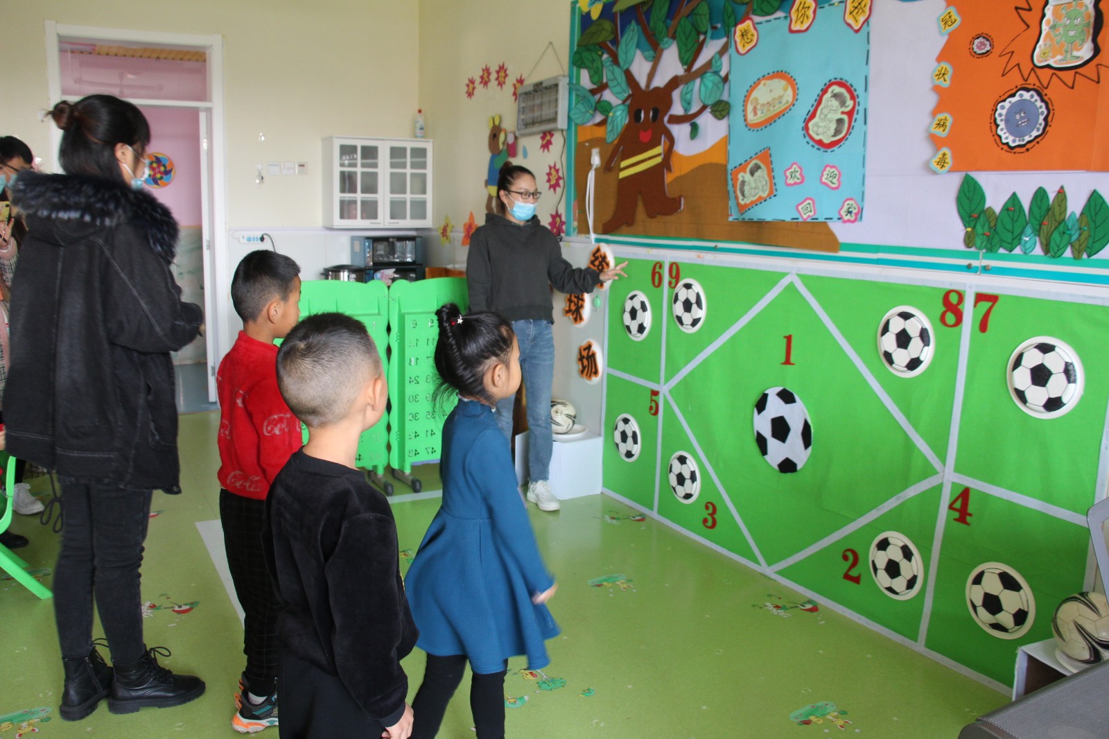 幼儿园开展幼儿足球游戏分享会,城区幼儿园幼儿教育趣味游戏