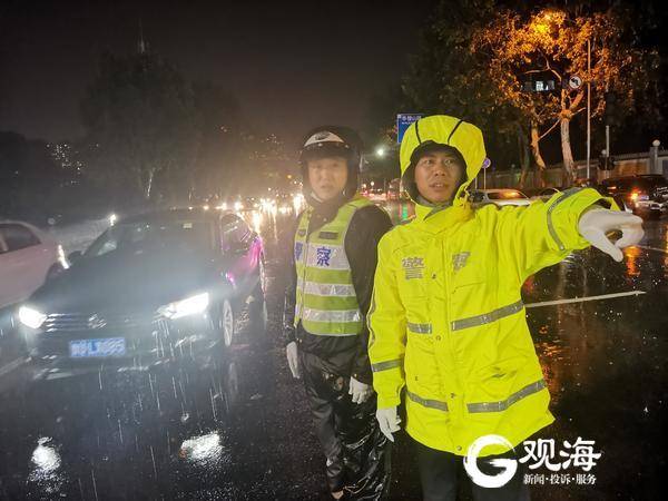 车辆进水后怎么自救视频,下大雨车子陷泥坑怎么自救