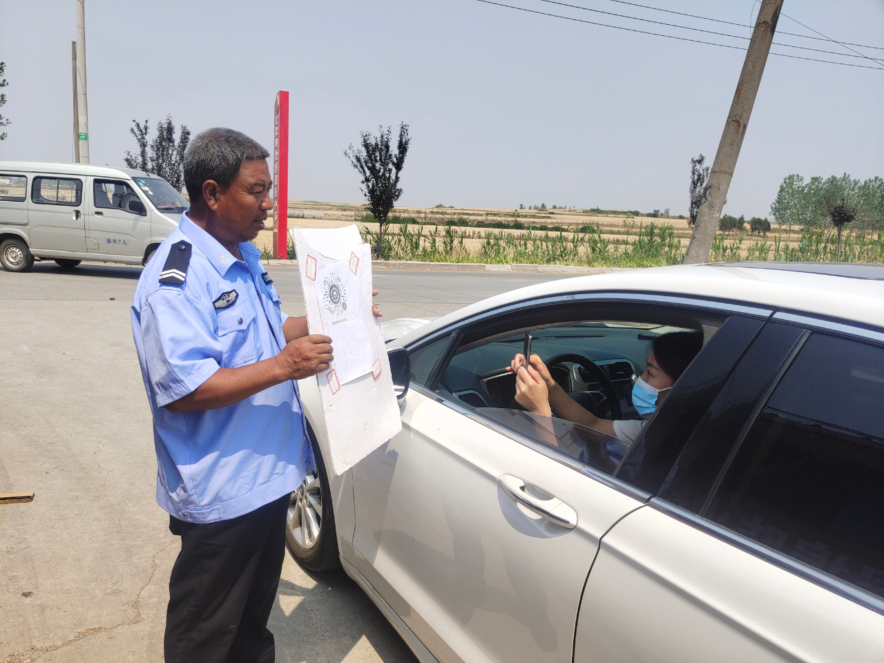 网格警察坚守岗位,社区网格警务人员